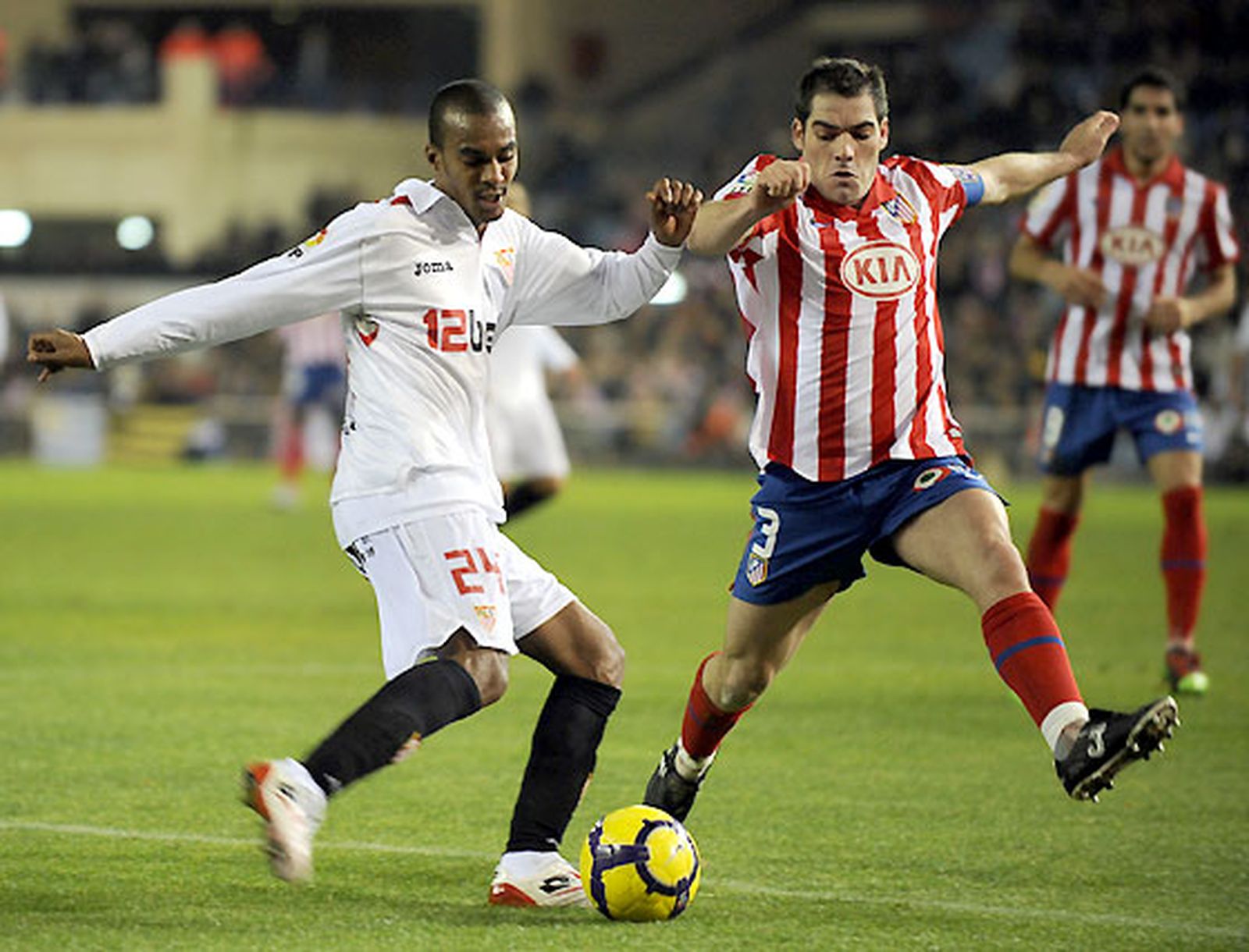El Sevilla, que se adelantó en el marcador, salió derrotado del Calderón por un gol en propia puerta de Dragutinovic y otro de Antonio López en el 93.

Foto: Reuters / Afp Photo / Efe