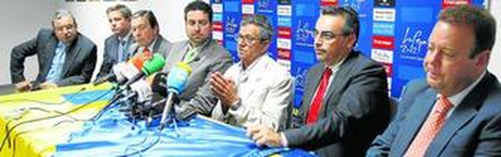 Enrique Huguet, en el centro de blanco, flanqueado ayer por Manuel Calderón, Rafael Galván, Miguel Cuesta, Martín José García Marichal, Luis Sánchez Grimaldi y Emilio Cortés.