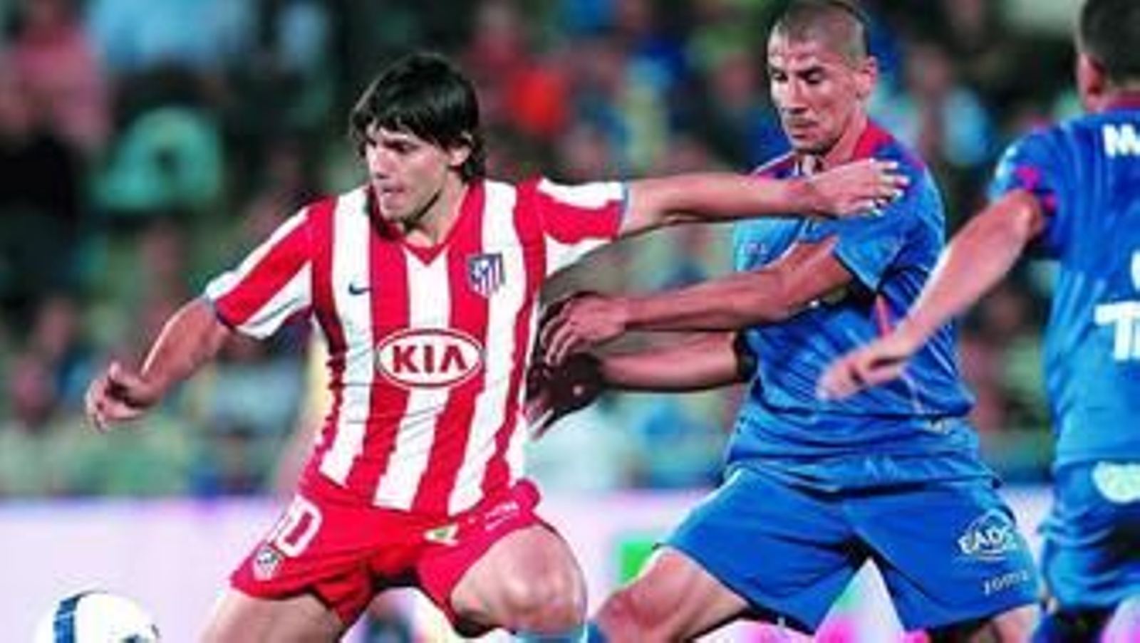 El 'Kun' Agüero pelea por el balón con el defensa del Getafe Cata Díaz.