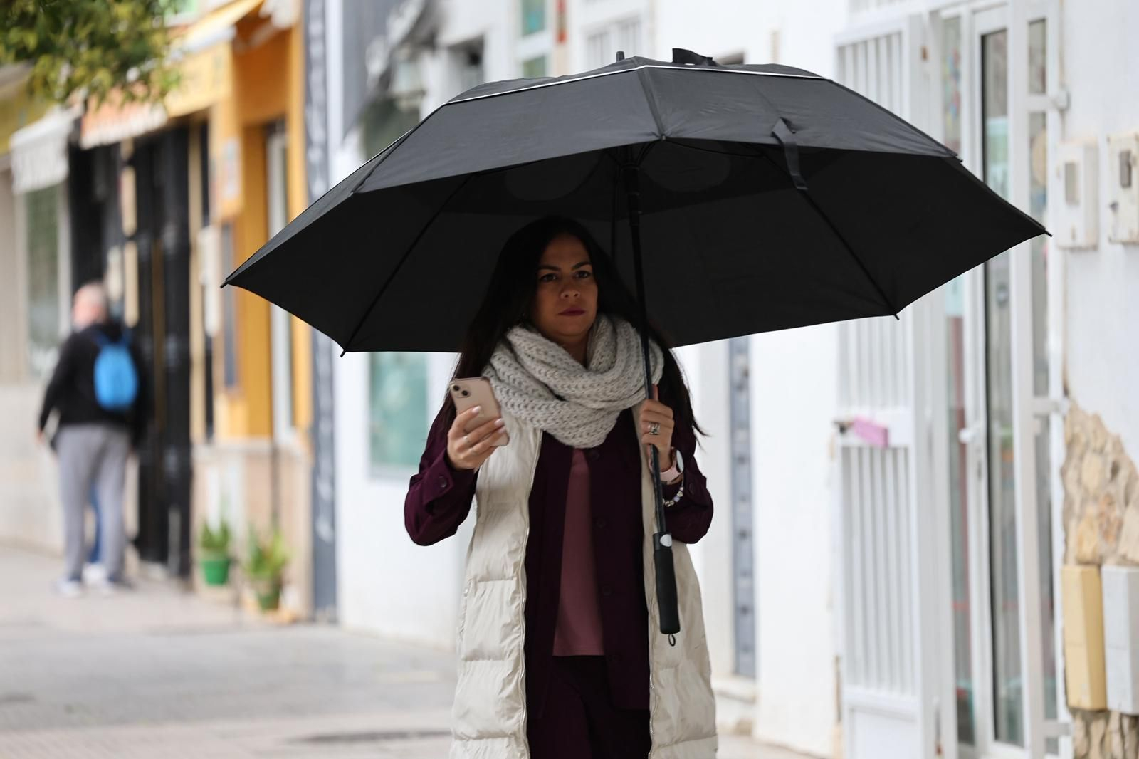 Paraguas abiertos desde primera hora de este lunes en Huelva.