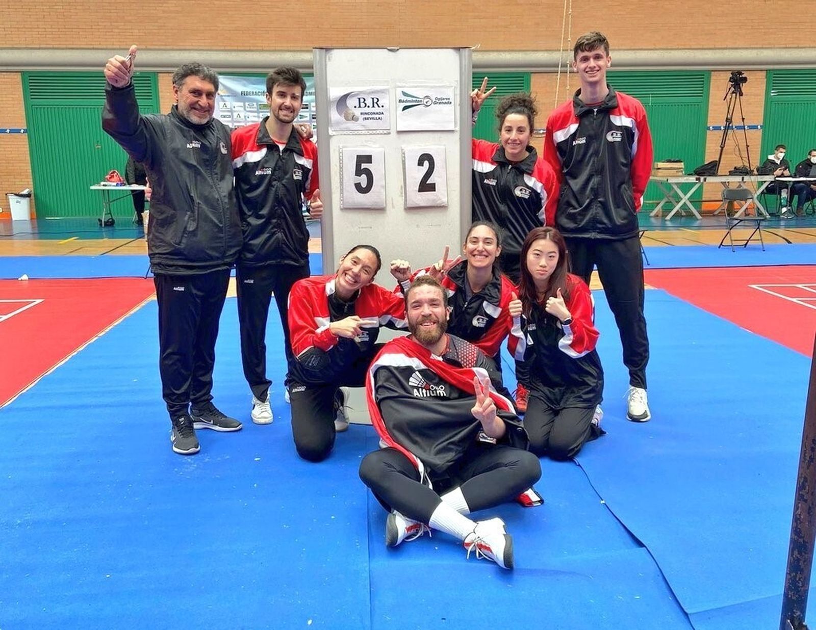 Antonio Molina y sus jugadores posan con el marcador final.