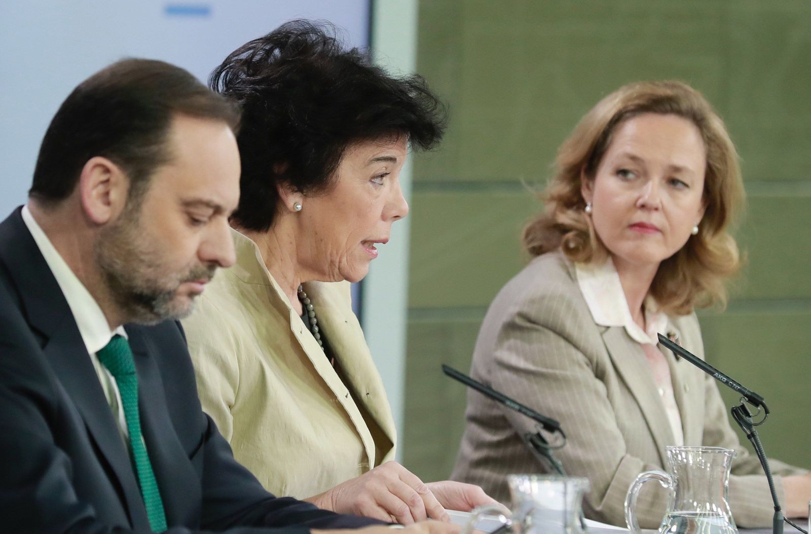 Los ministros José Luis Ábalos, Isabel Celaá y Nadia Calviño, a la derecha, en la rueda de prensa posterior al Consejo de Ministros.