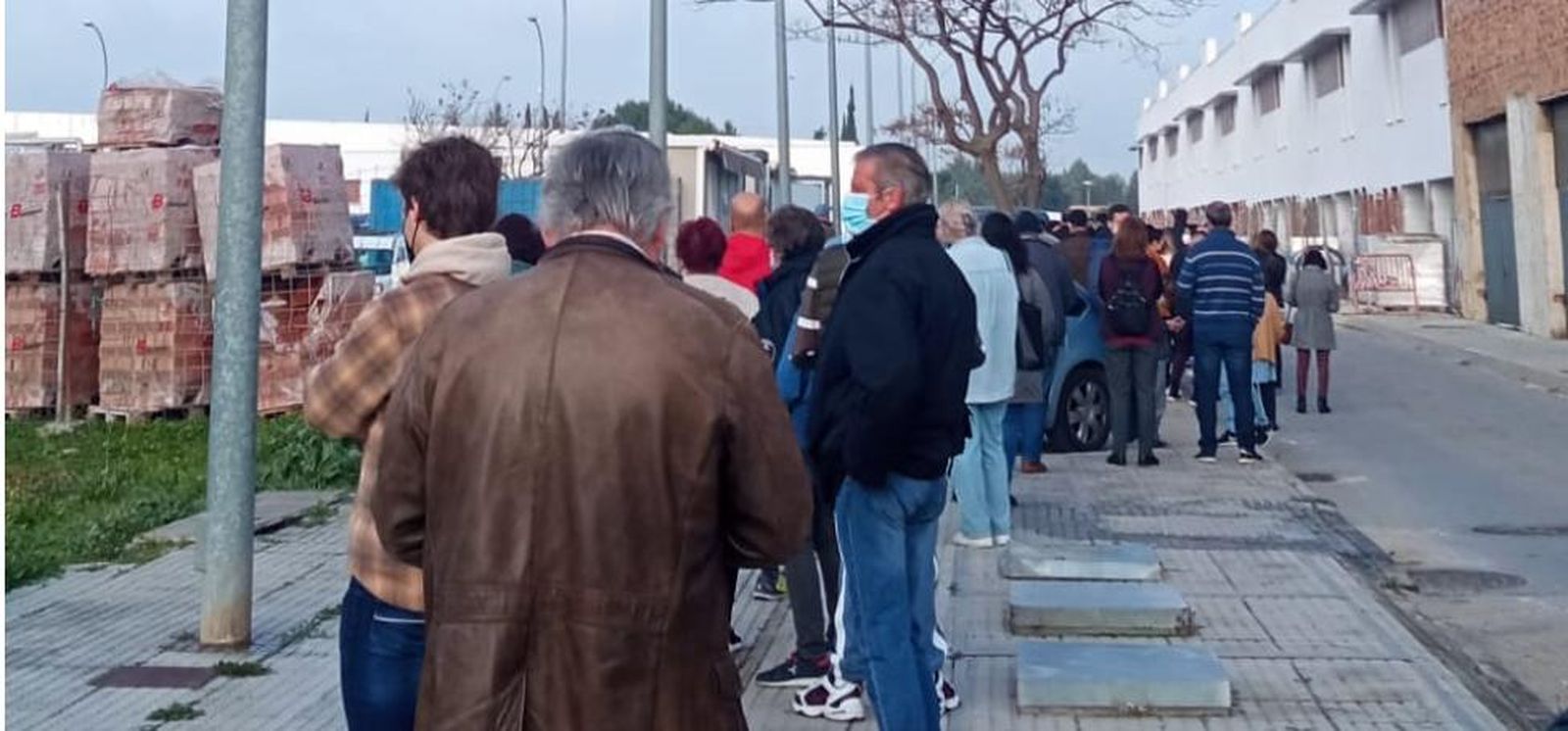Una imagen de las colas en plena calle, en los alrededores del centro cívico para la vacuna sin cita previa.