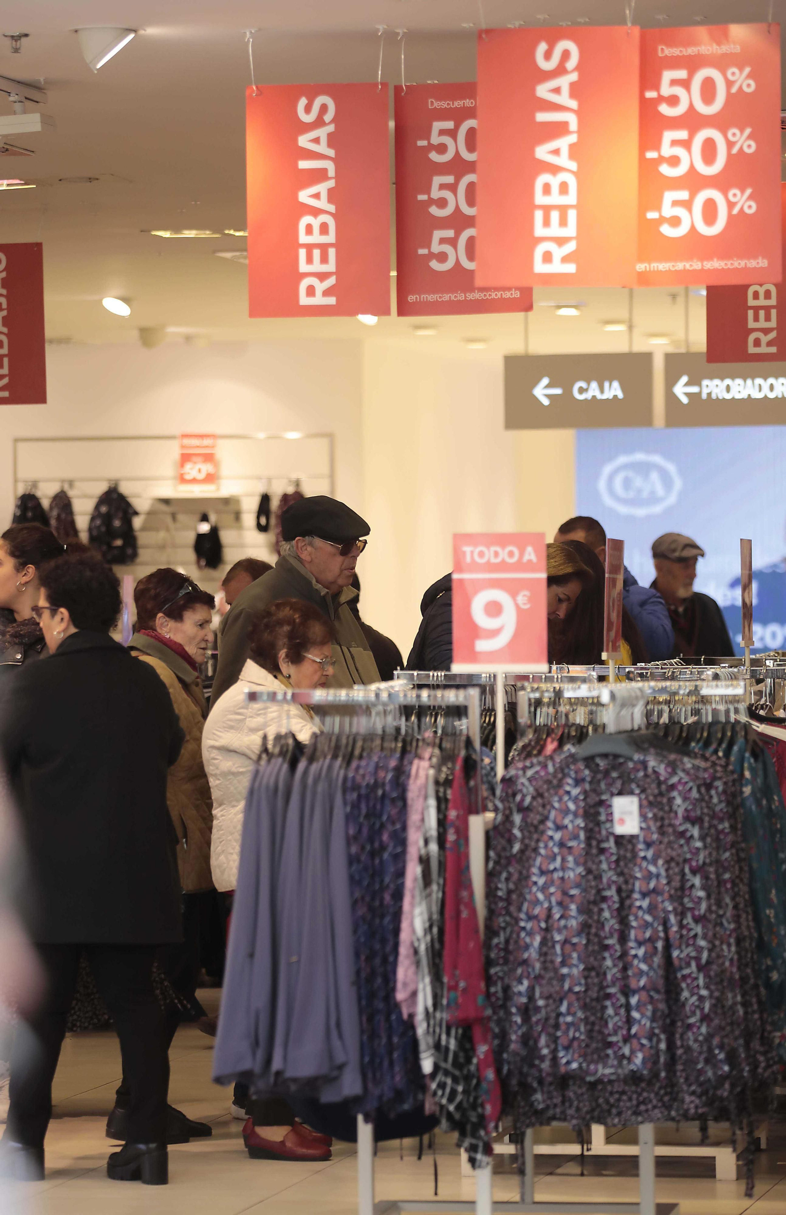 Las imágenes del primer día de rebajas de invierno en Sevilla