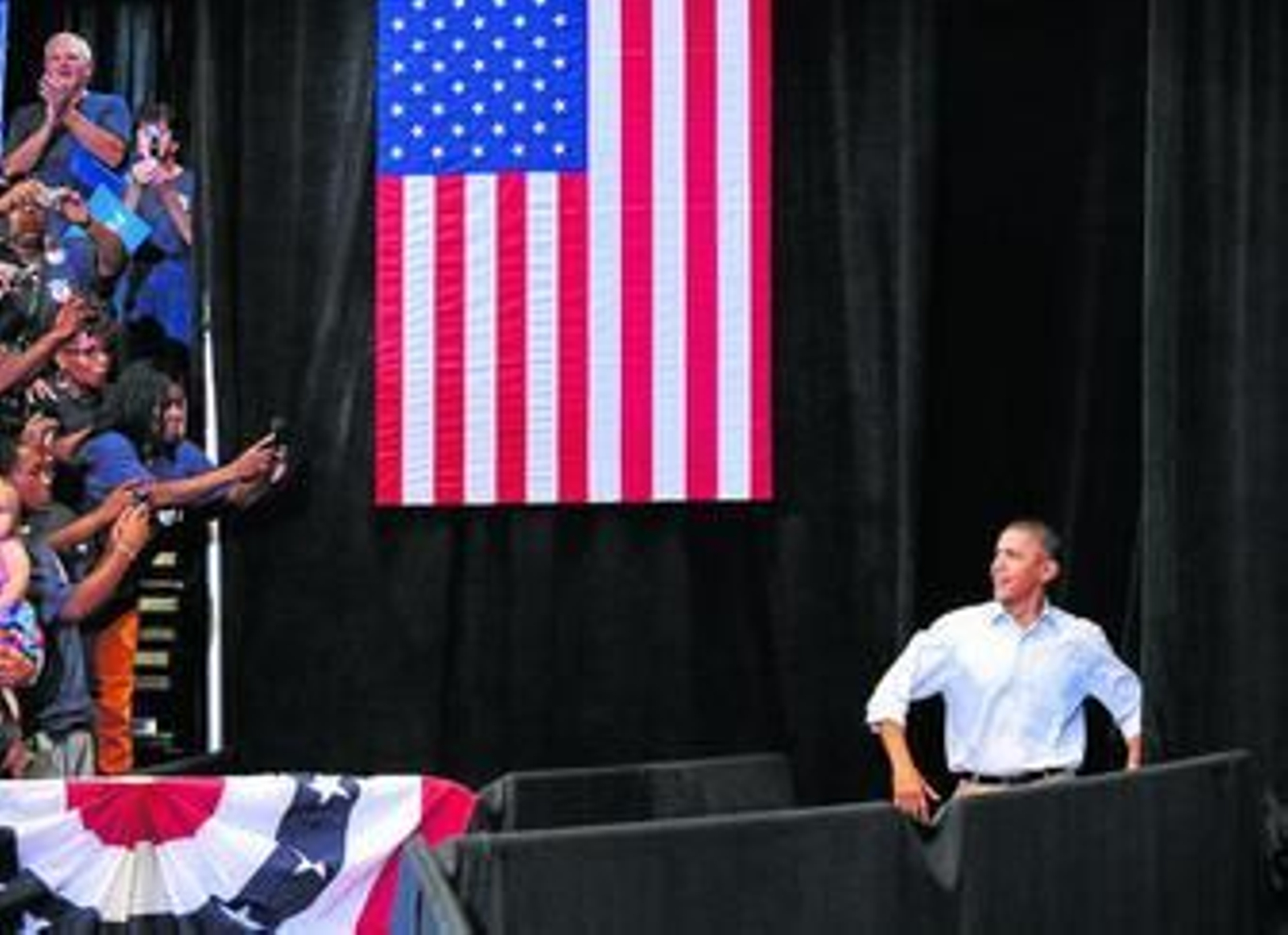 El presidente Obama llega a un acto de campaña durante el Día del Trabajo en un instituto de Toledo, Ohio.