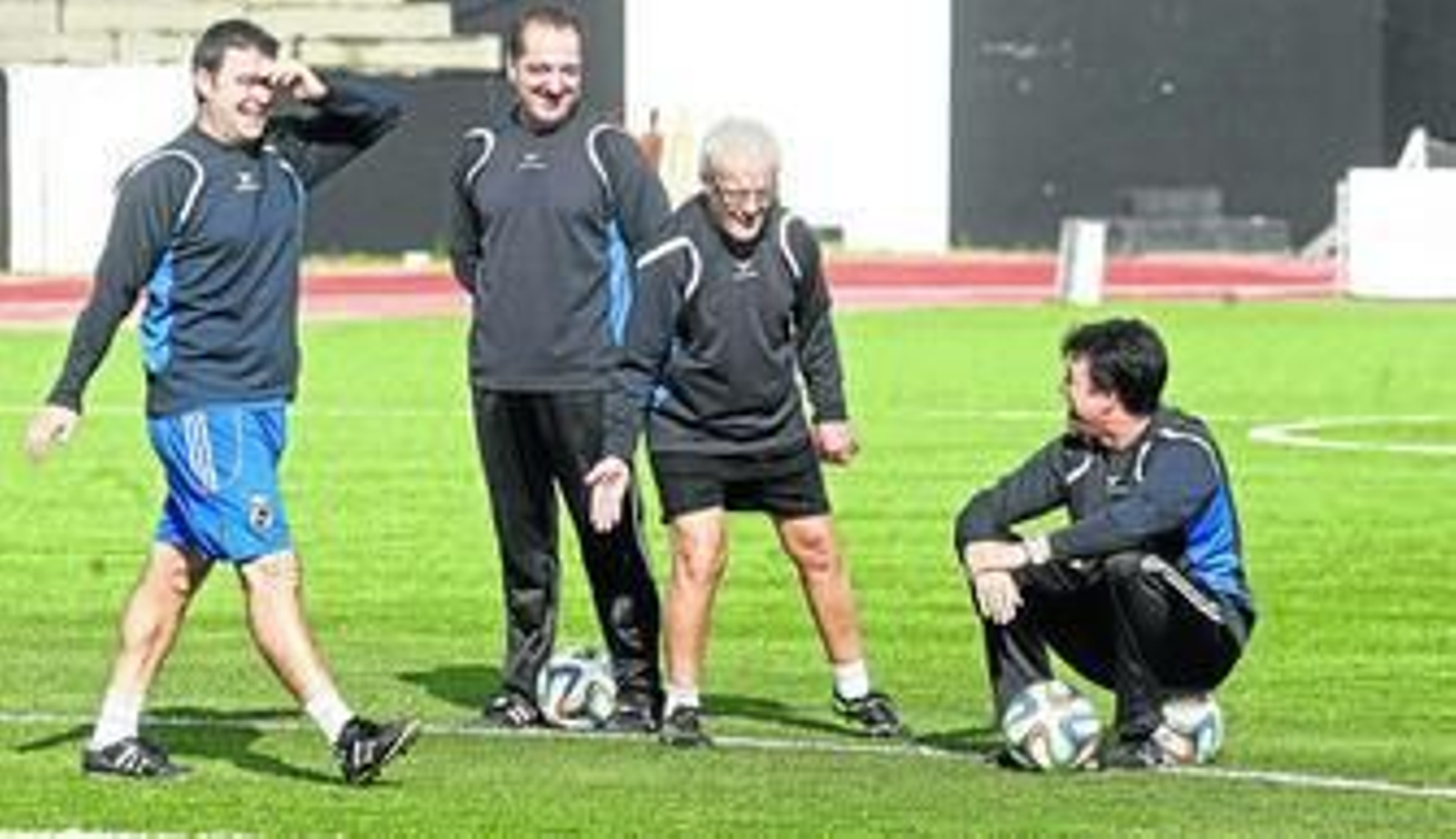 De izquierda a derecha: Mane, Chichi, el masajista Pepe García y el técnico, Rafa Escobar, sentado en un balón.