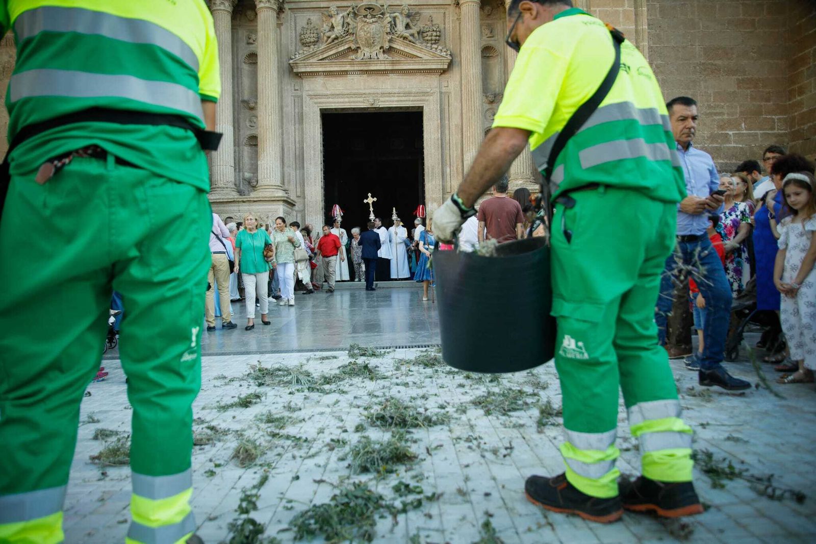 Imágenes de la procesión del Corpus Christi en Almería: así han sido la misa y la posterior marcha por la capital