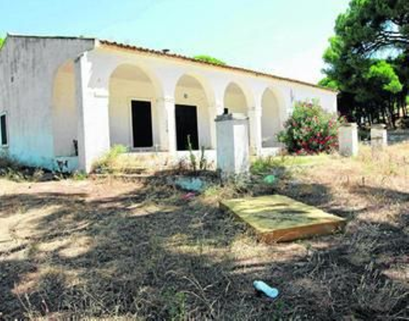 Imagen de la fachada principal de Fuentepiña, donde se acumula la suciedad y los restos de basura.
