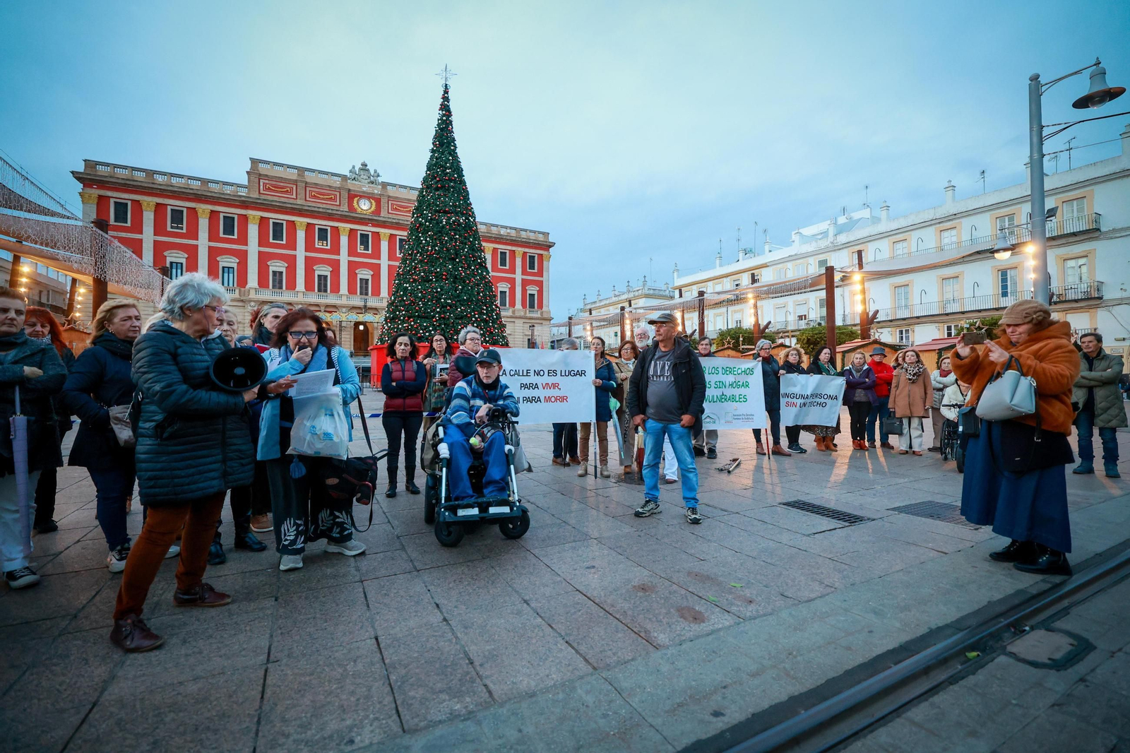 La concentración convocada por la plataforma en defensa de las personas sin hogar tras la última muerte en la calle.