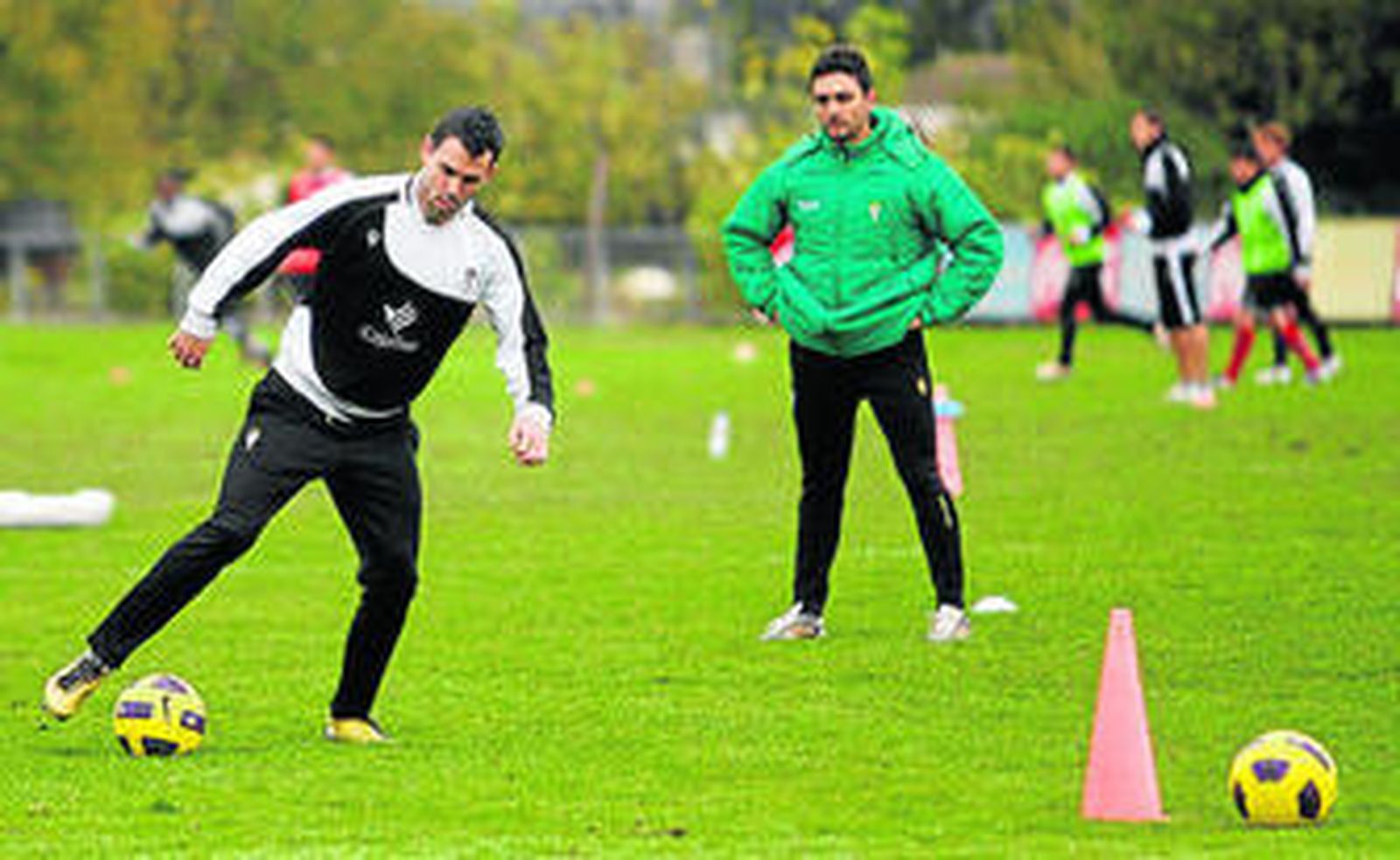 Díaz de Cerio se ejercita en presencia del recuperador Víctor Núñez, ayer.
