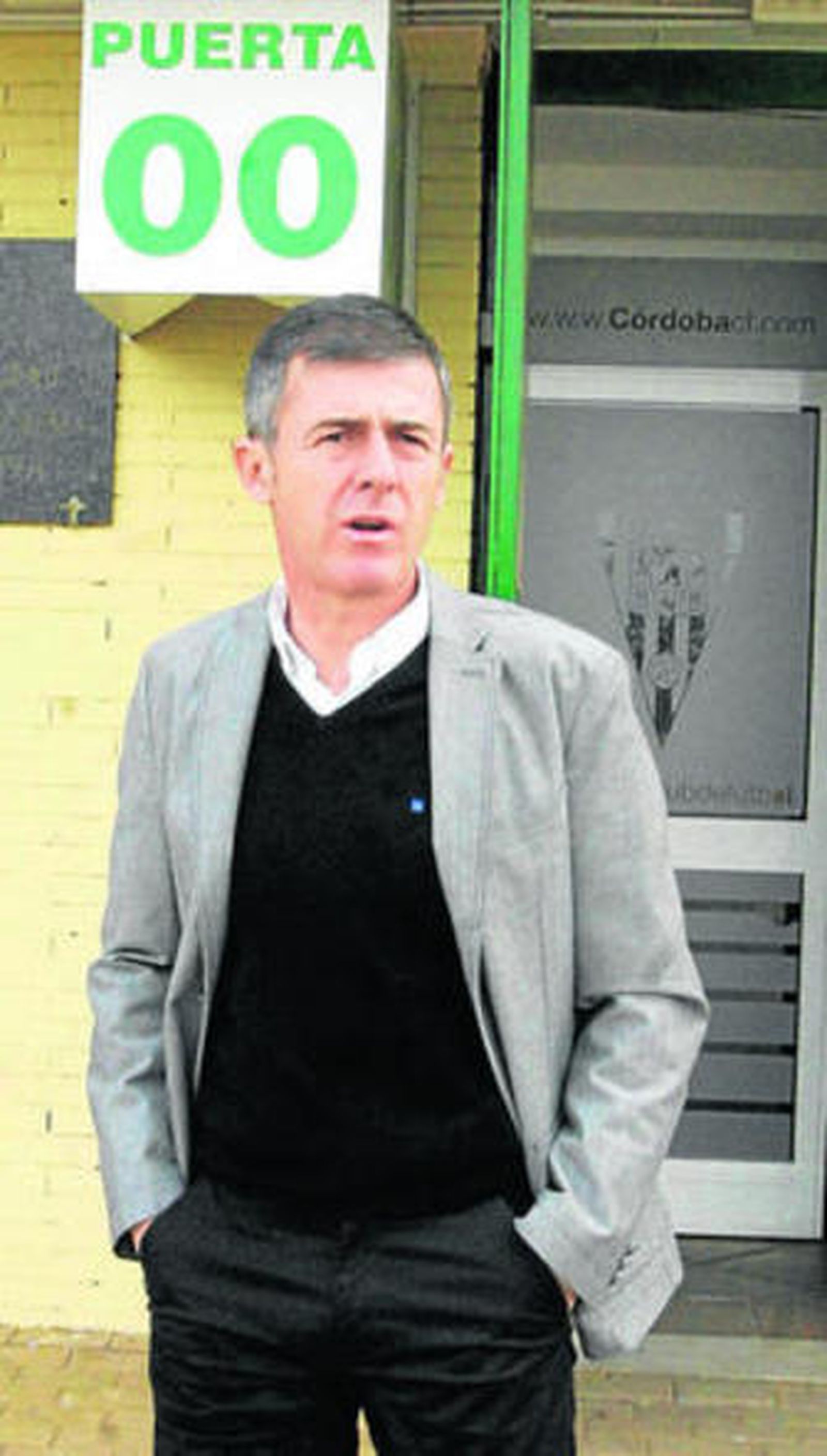 Lucas Alcaraz abandona las dependencias de El Arcángel.