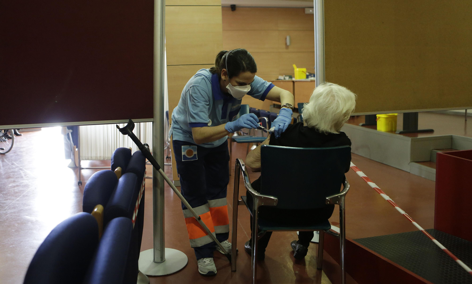 Una persona de edad recibe la vacuna Covid. Una persona de edad recibe la vacuna Covid.