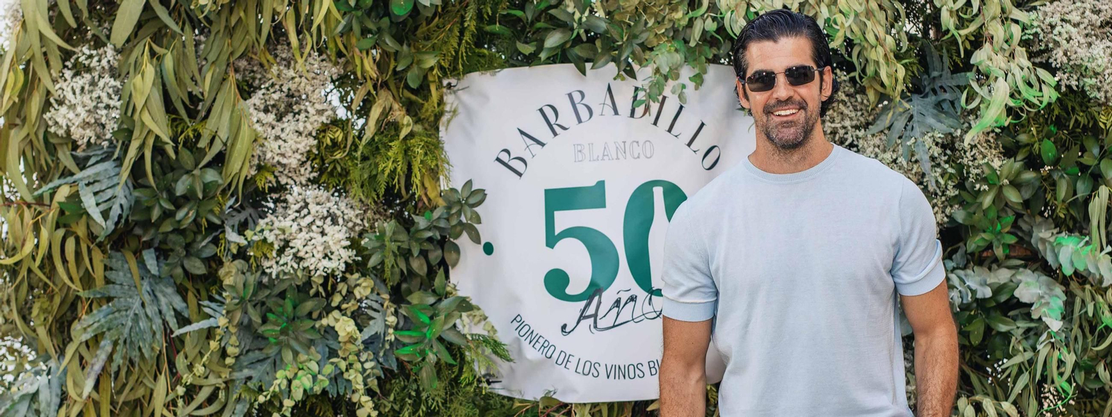 El actor Miguel Ángel Muñoz celebra los 50 años del vino blanco de Barbadillo.