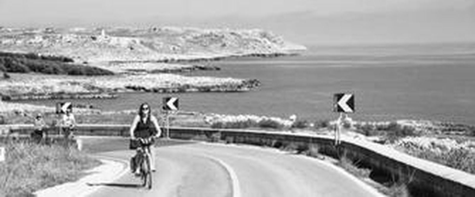 1. Una de las subidas de la etapa entre Otranto y Santa María de Leuca, con la costa de Otranto de fondo. 2. Llegada al faro Palacia, donde se disfrutan una de las mejores vistas del mar en Salento. 3. Ciclistas en fila india atraviesan el campo. 4. Los viajeros pasan ante un menhir.