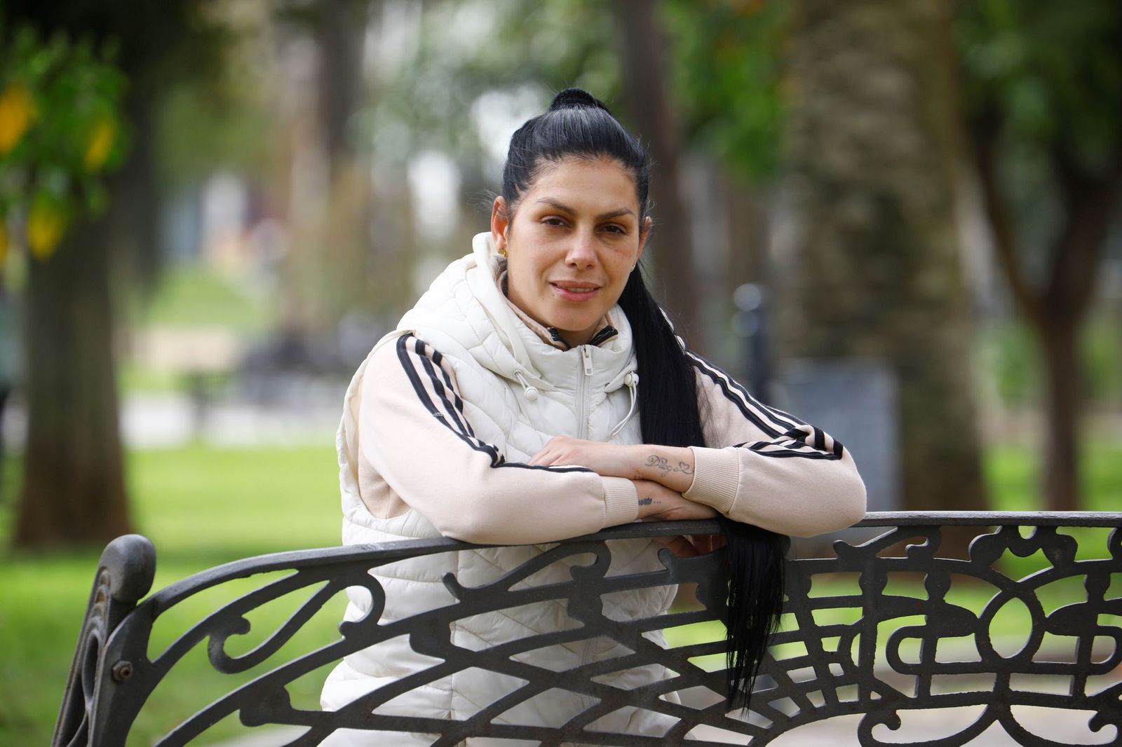 Melody, en un banco de los jardines de la Agricultura.