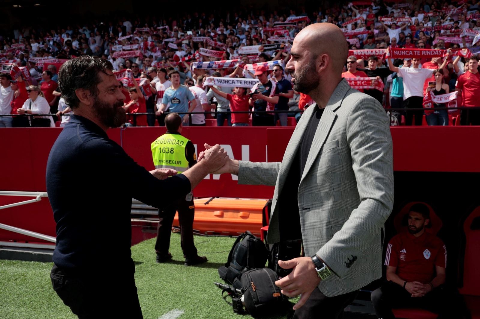 Quique Flores saluda antes del partido al debutante Claudio Giráldez.
