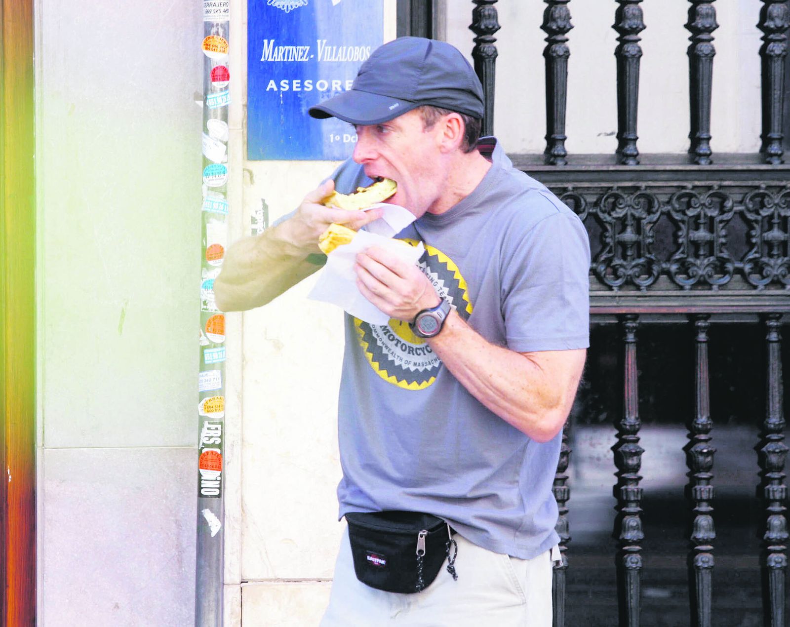 Un hombre comiéndose un bocadillo