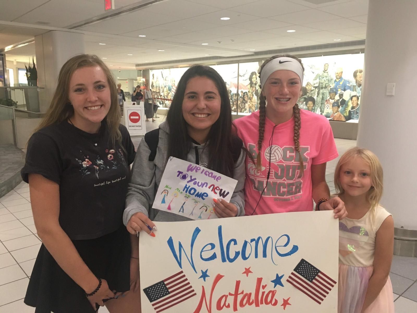 Natalia, segunda por la izquierda, junto a tres de las hermanas de ‘the Shawn family’ el día de su llegada a USA.