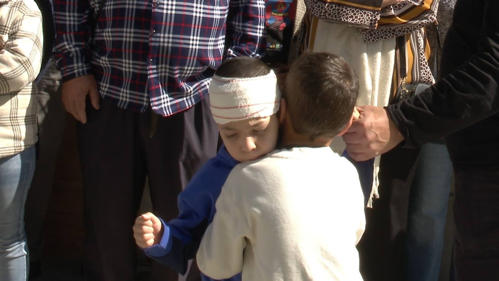 Ángel abraza a uno de sus amigos a su llegada el pasado domingo a Trigueros.