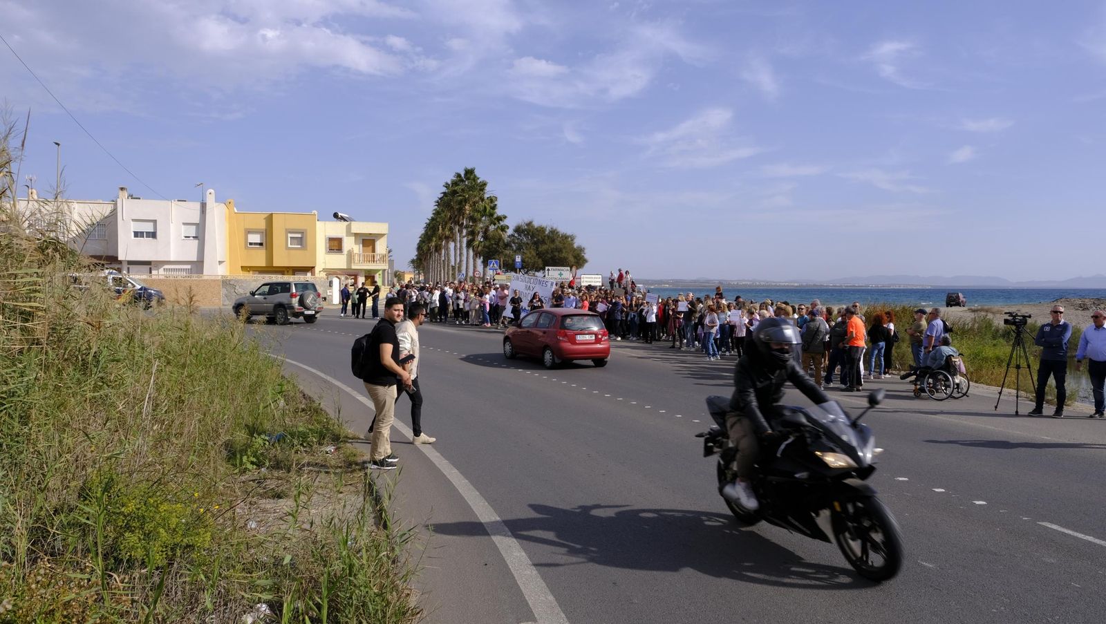 Los vecinos de Costacabana se manifiestan por el arreglo de su rambla, en imágenes