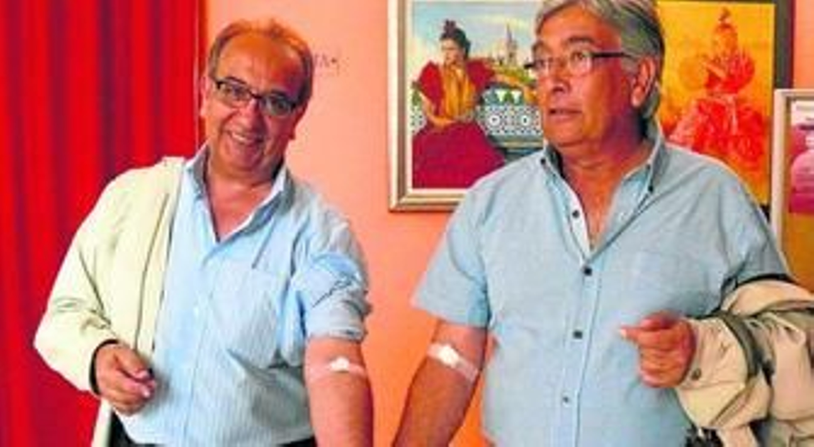 El ex rector de la UNIA, Juan Manuel Suárez Japón, y su hermano Julio, tras aportar su muestra de sangre para el estudio.