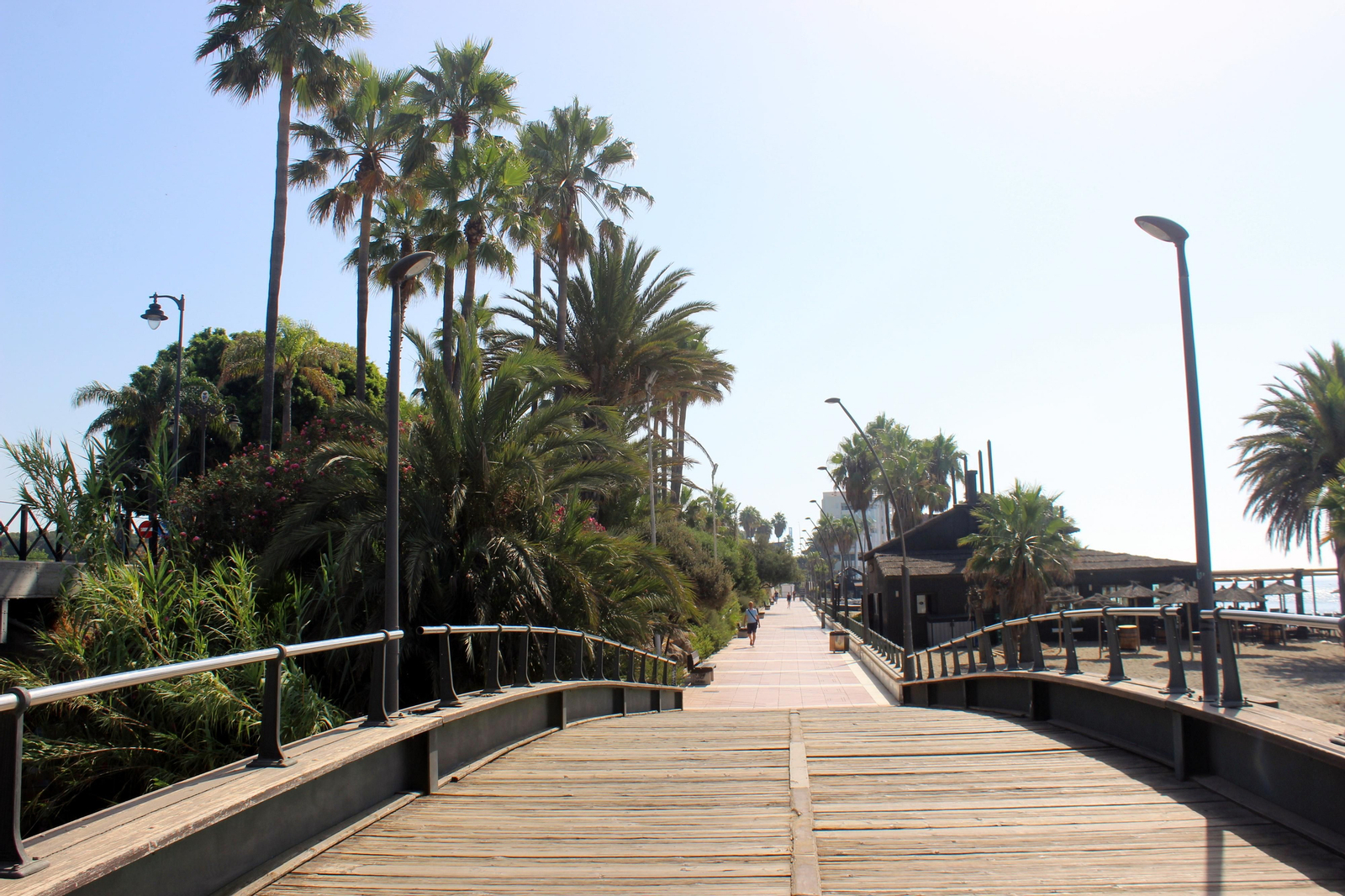 Un tramo del paseo marítimo de Estepona.