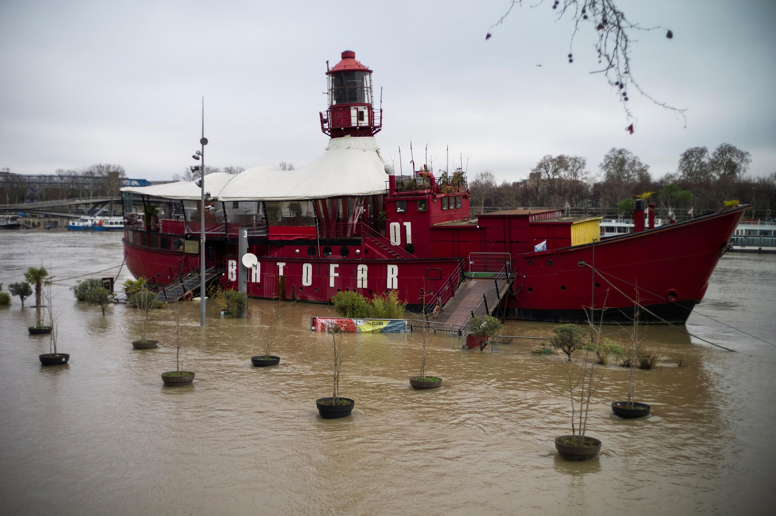El río Sena se desborda dejando imágenes de París inundada