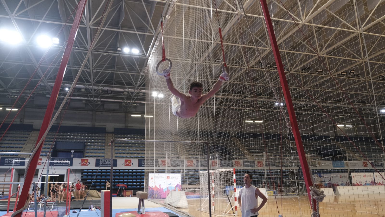 Imágenes de los entrenamientos de los gimnastas almerienses