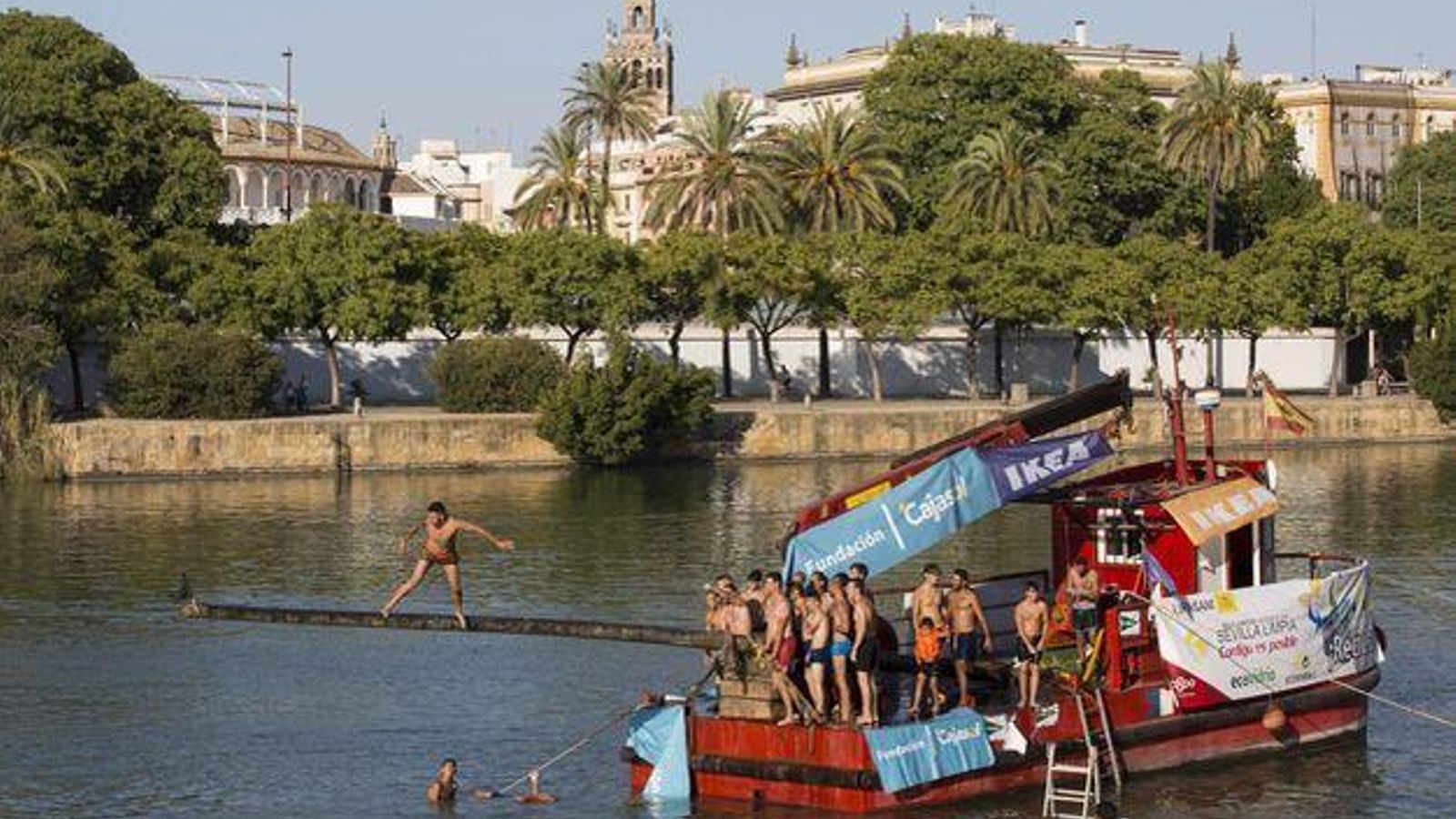Concurso de la Cucaña en el Guadalquivir