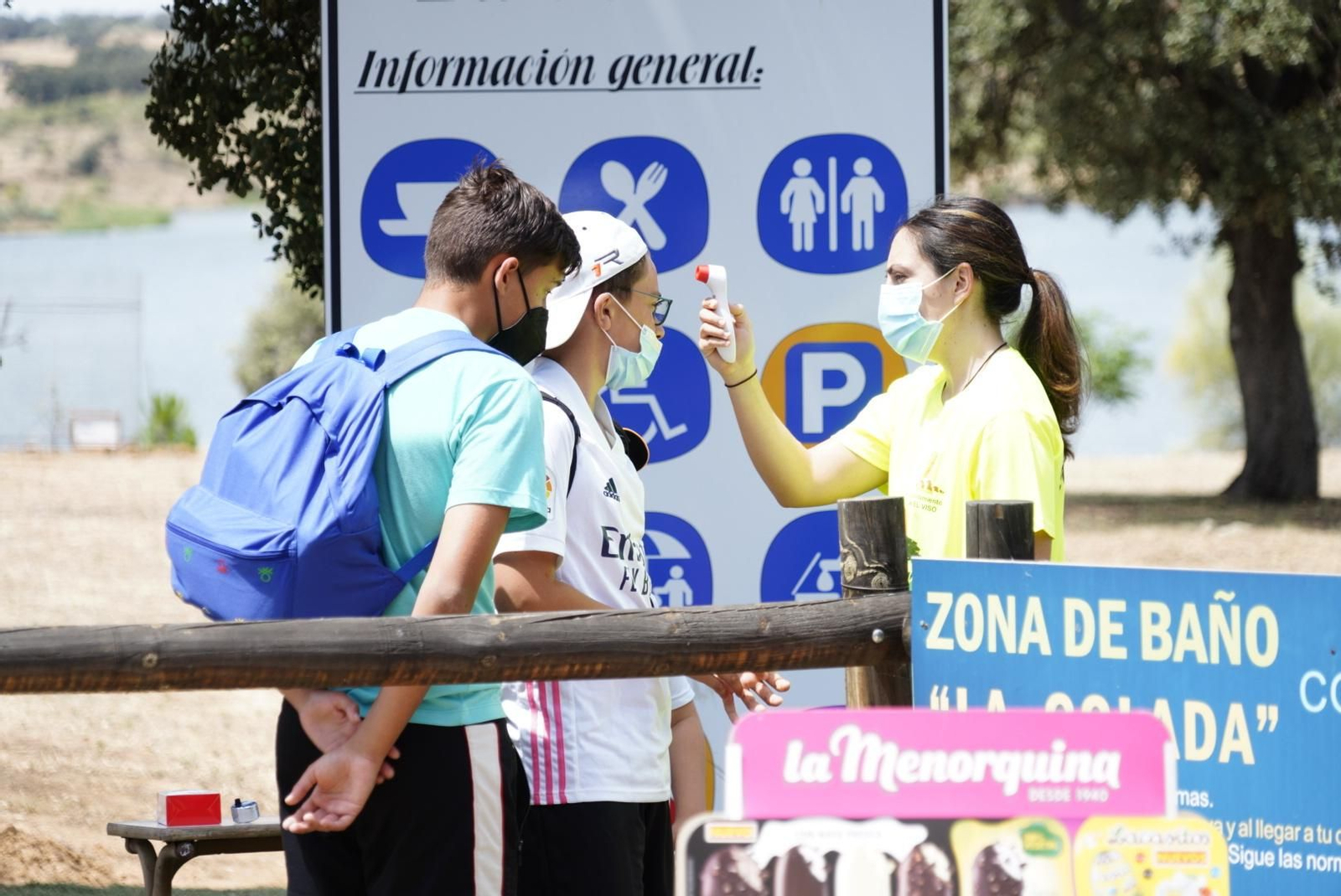 El inicio de la temporada de baño en la playa de La Colada, en fotografías