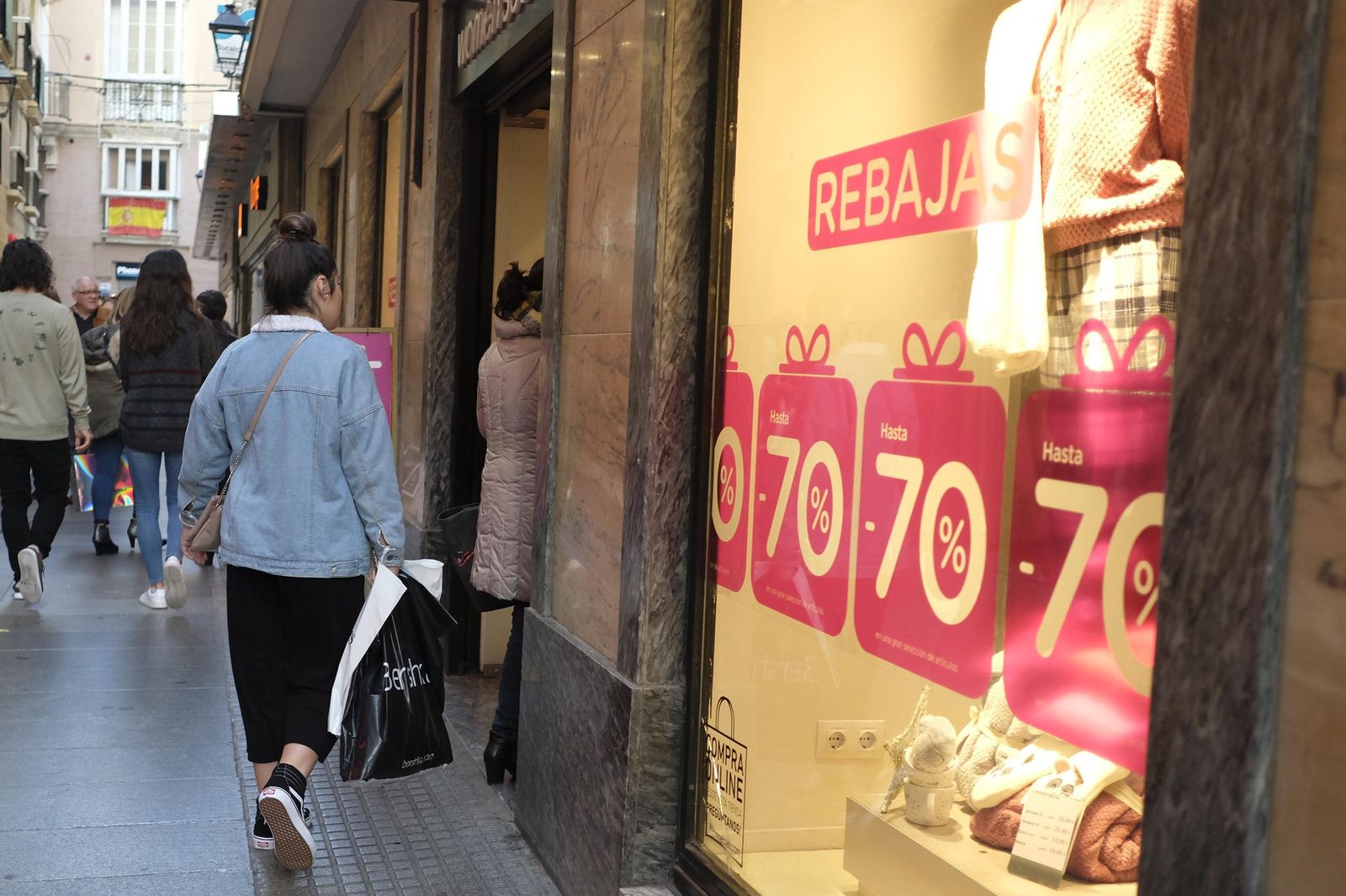 Un establecimiento con carteles que anuncian descuentos.