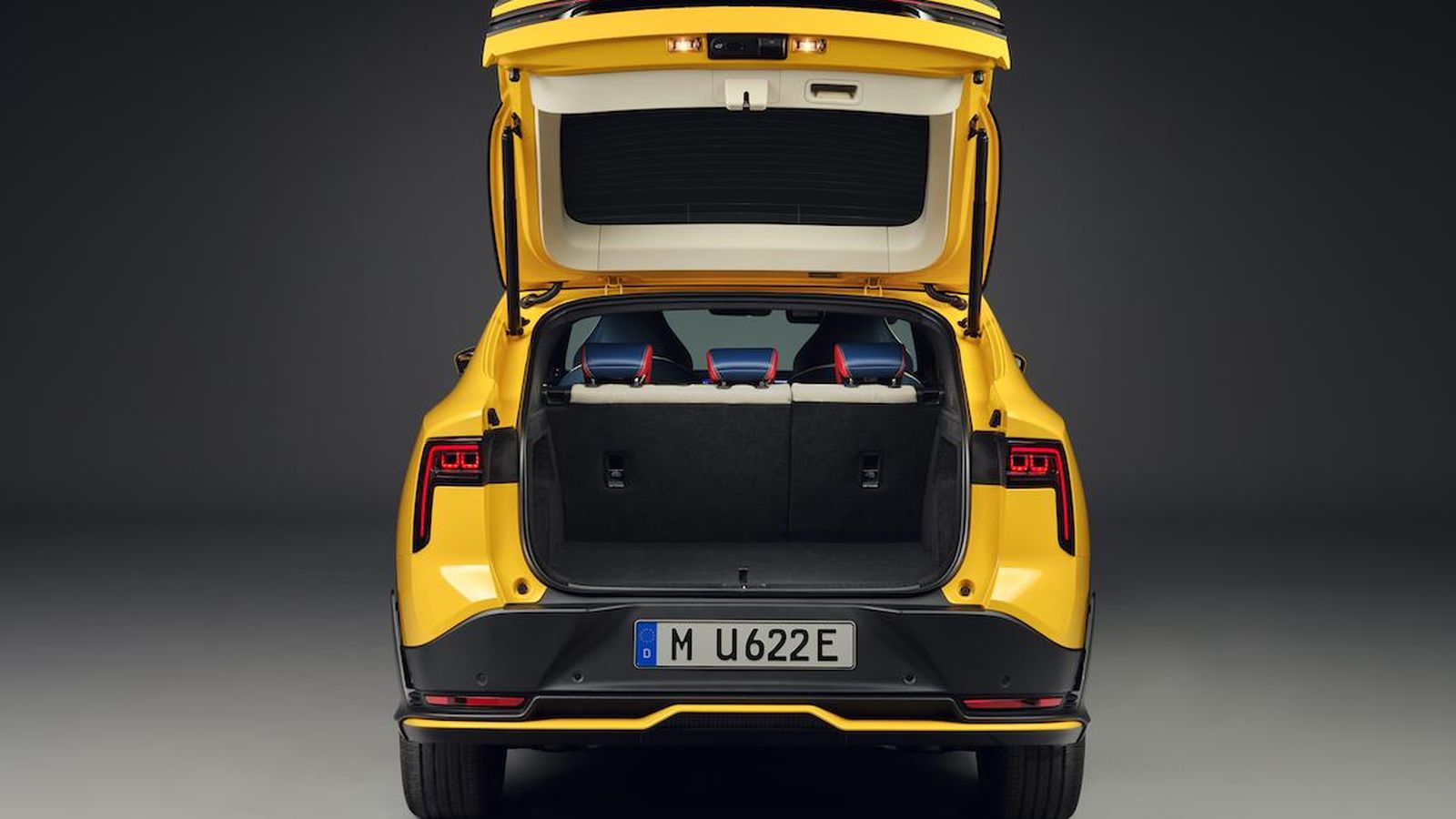 La capacidad del maletero es de 472 litros, 1.260 cuando se abaten los respaldos posteriores, lo que puede hacerse asimétricamente.