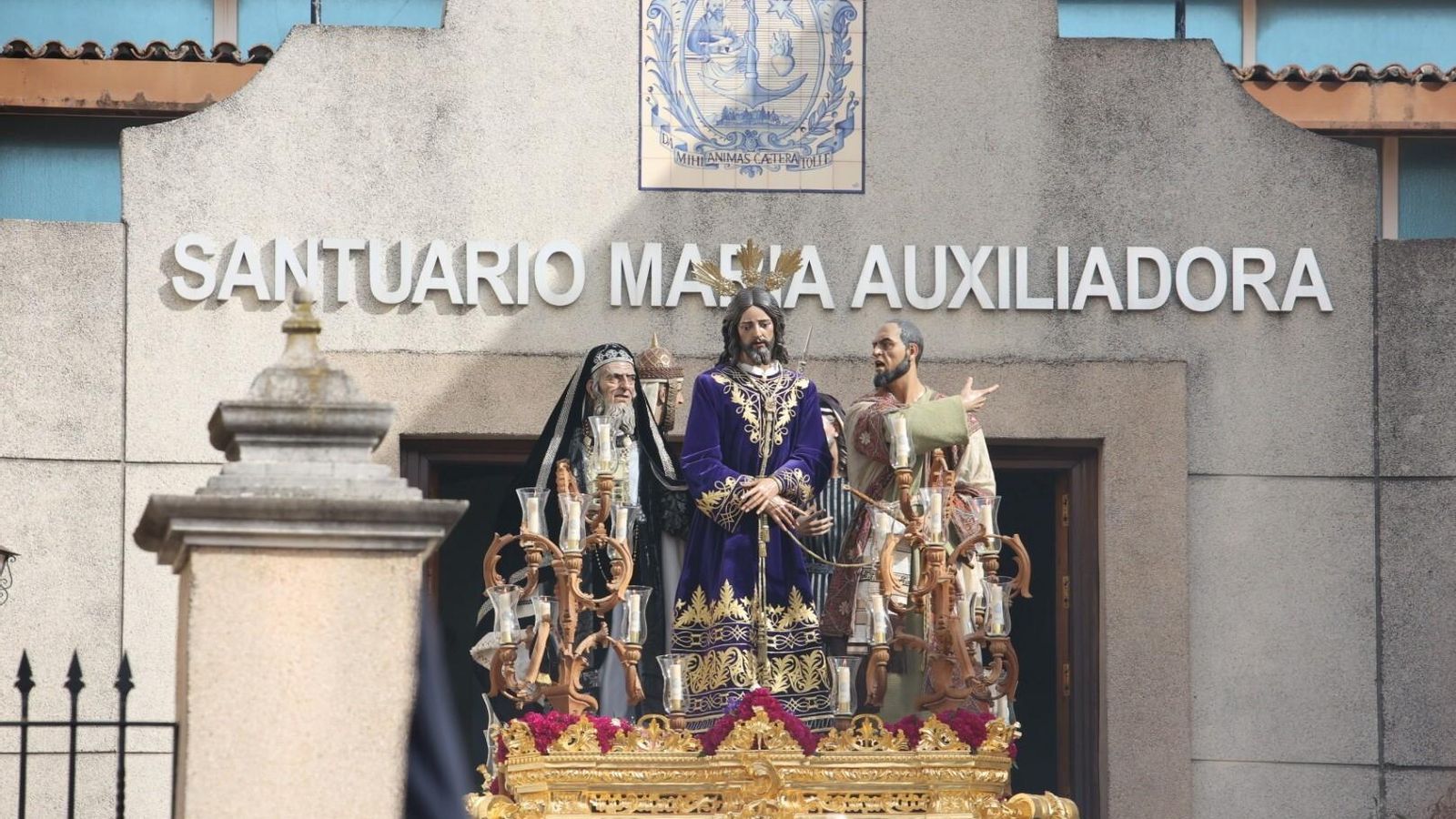 El Señor de la Redención, saliendo del Santuario de María Auxiliadora. El Señor de la Redención, saliendo del Santuario de María Auxiliadora.
