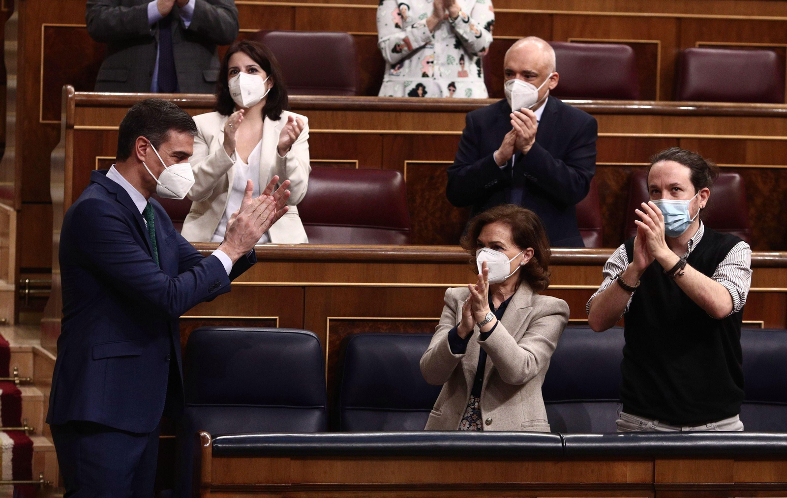 Pedro Sánchez aplaude a su Gobierno