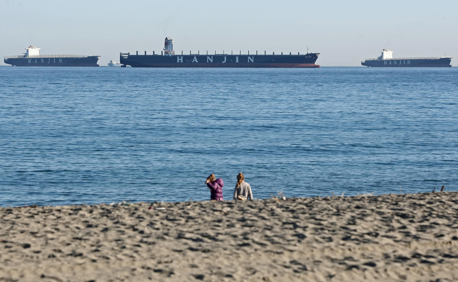 Los buques de Hanjin Shipping, fondeados frente a la costa este de Gibraltar vistos desde la playa de Levante de La Línea, ayer por la mañana.