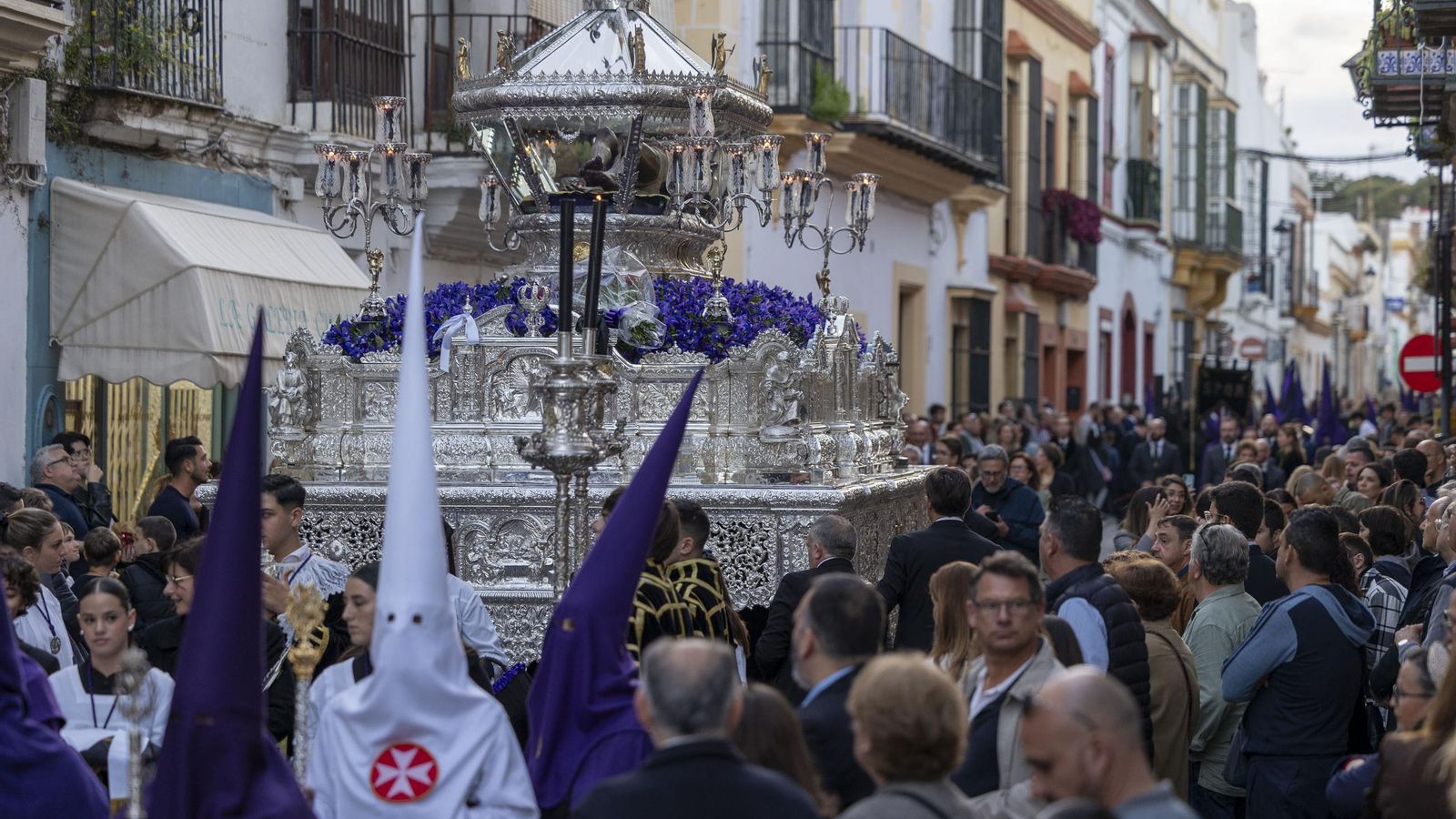Una imagen de la urna del Santo Entierro.