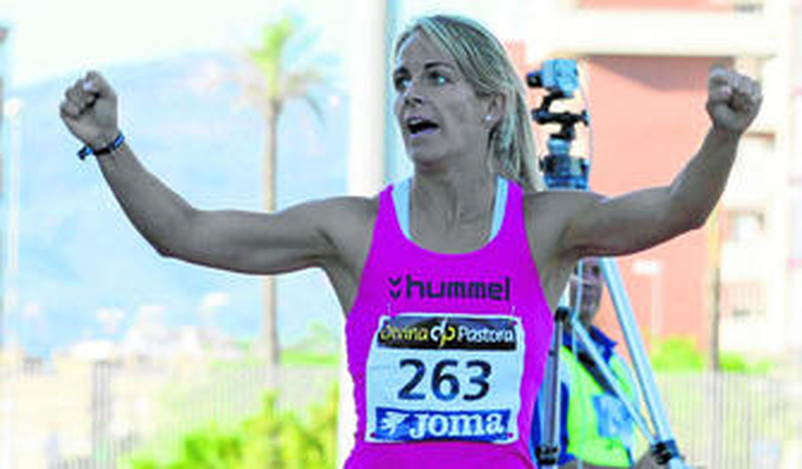 Belén Recio alza los brazos alborozada tras lograr la victoria en los 200 metros del Campeonato de España celebrado ayer en Málaga.