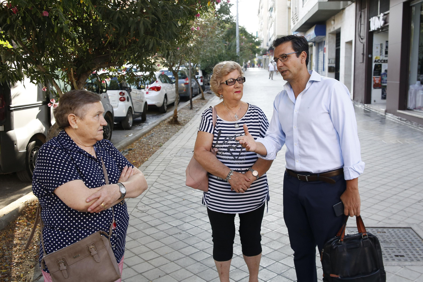 El alcalde, ayer, hablando con unas vecinas de La Chana durante la presentación de las obras de la antigua Carretera de Málaga.