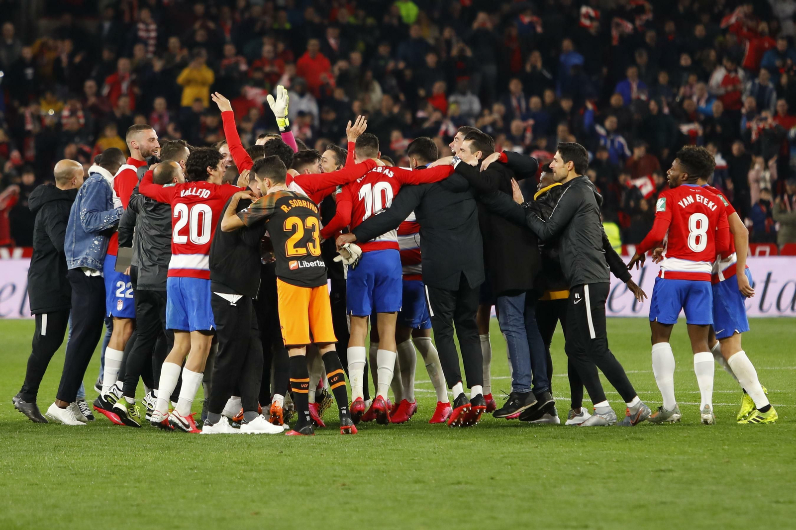 Los jugadores del Granad CF celebran su pase a semifinales ante el Valencia.