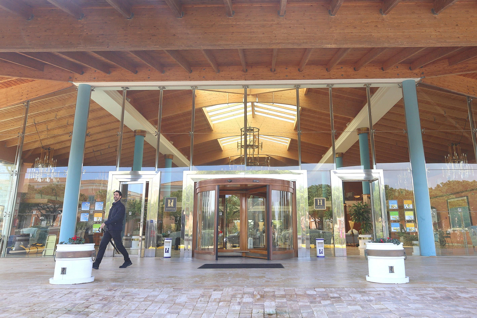 Entrada del hotel Barrosa Palace de la cadena Hipotels en una imagen de archivo.