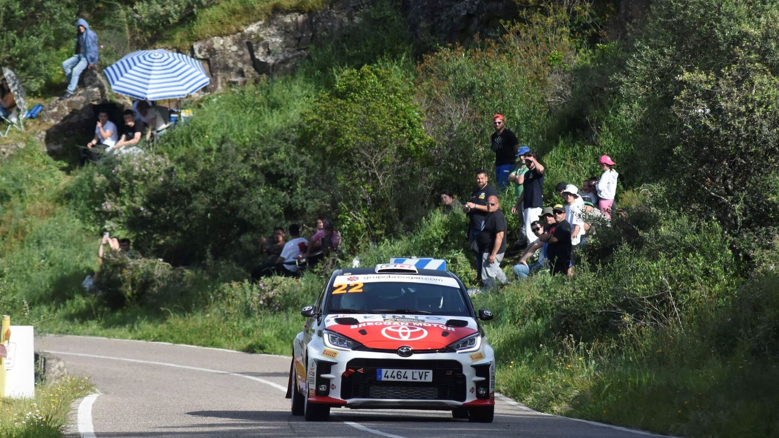 El público vive a pie de carretera uno de los tramos del Rallye Sierra Morena 2024.