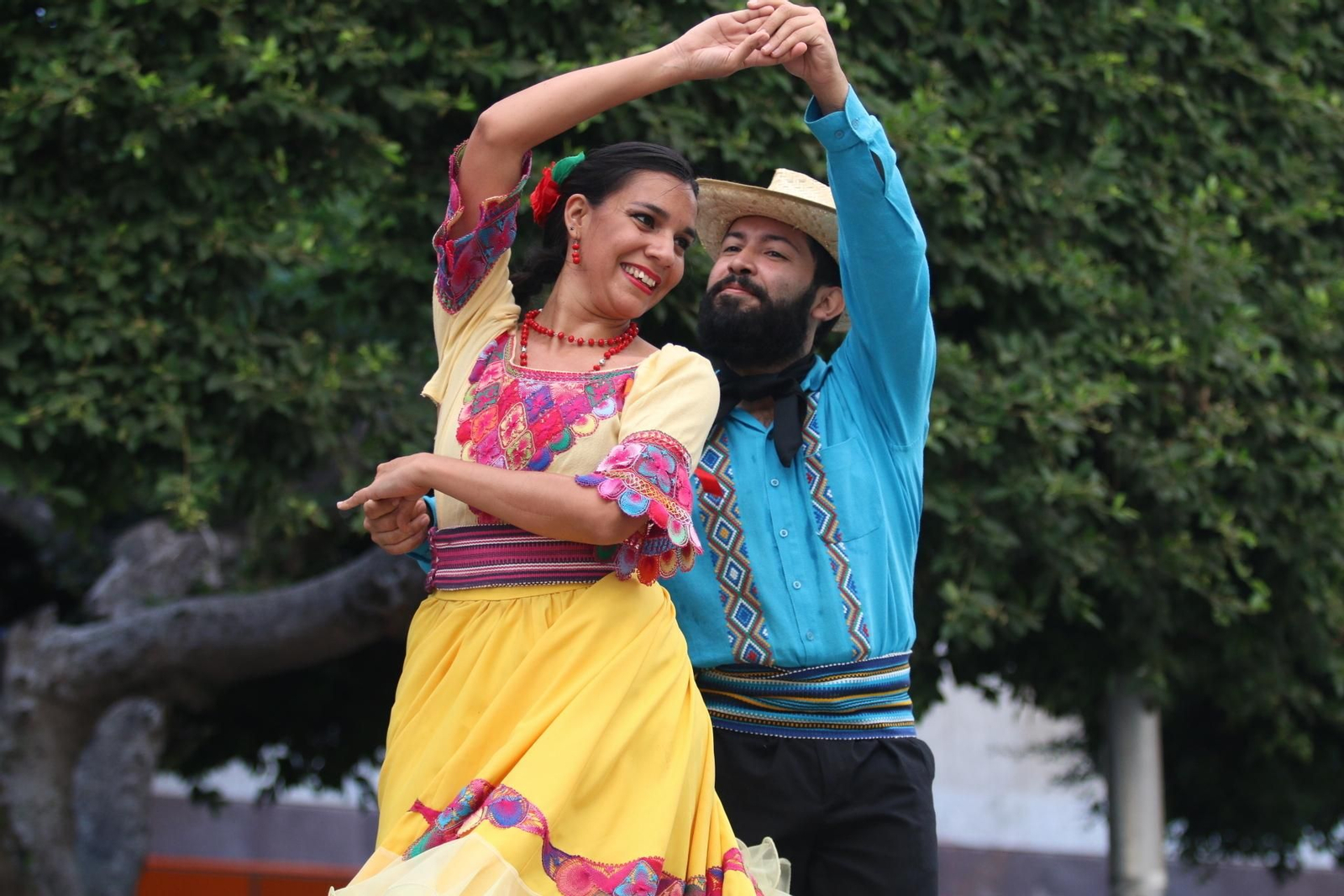 Una pareja de baile da la vuelta al ritmo de la música.