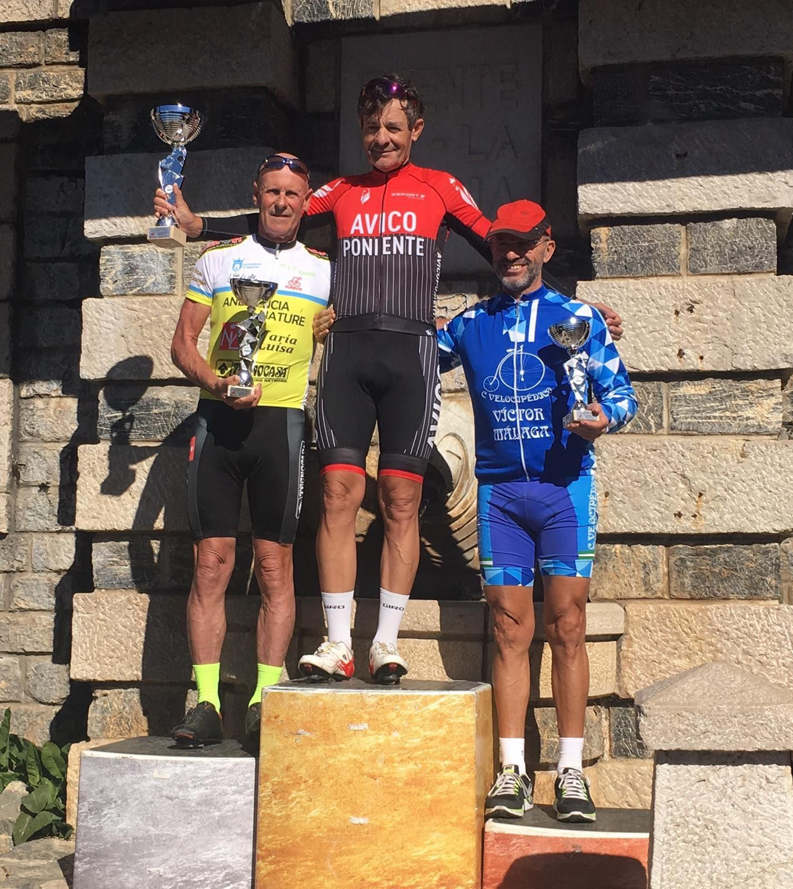 Rafa Jiménez, a la izquierda, en el podio de la última prueba