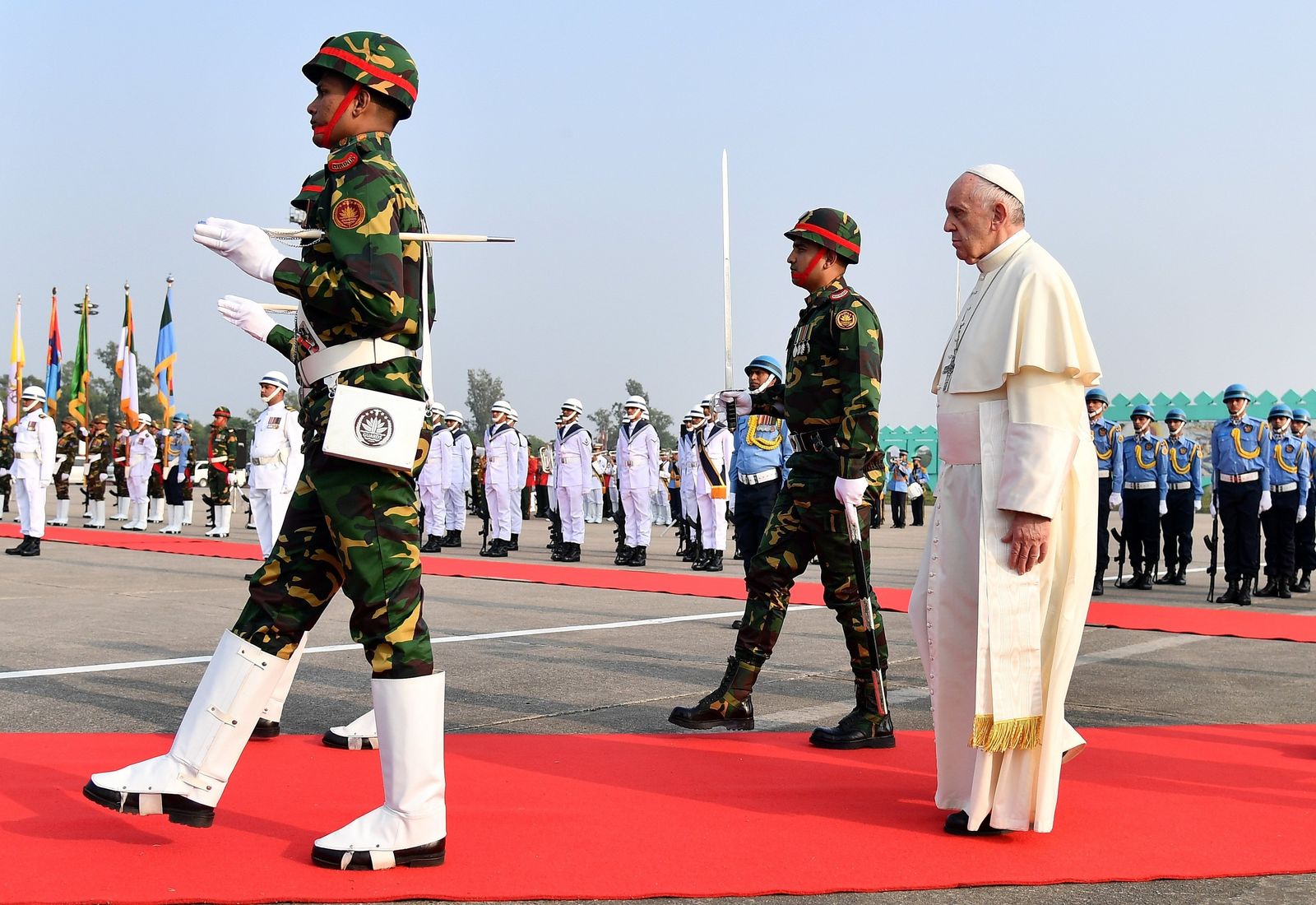 El papa Francisco, tras su llegada a Bangladesh