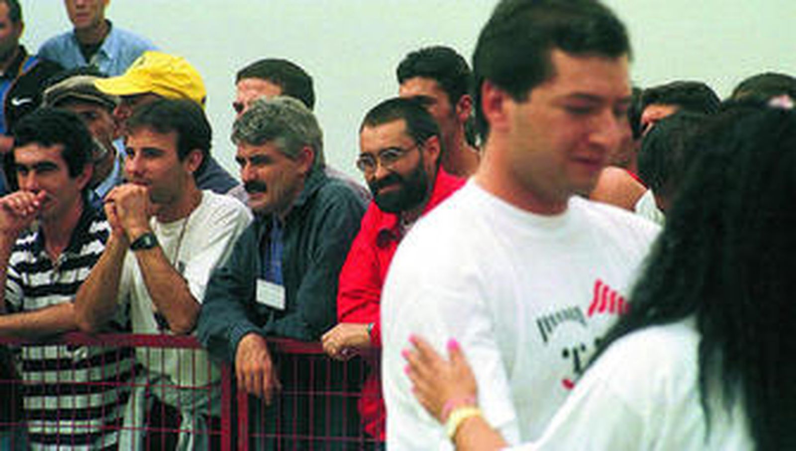 Kubati, con bigote, hace 10 años en la cárcel de Algeciras, entre los etarras González Edemaño (izquierda) y Pagola Kortajarena, con gafas.