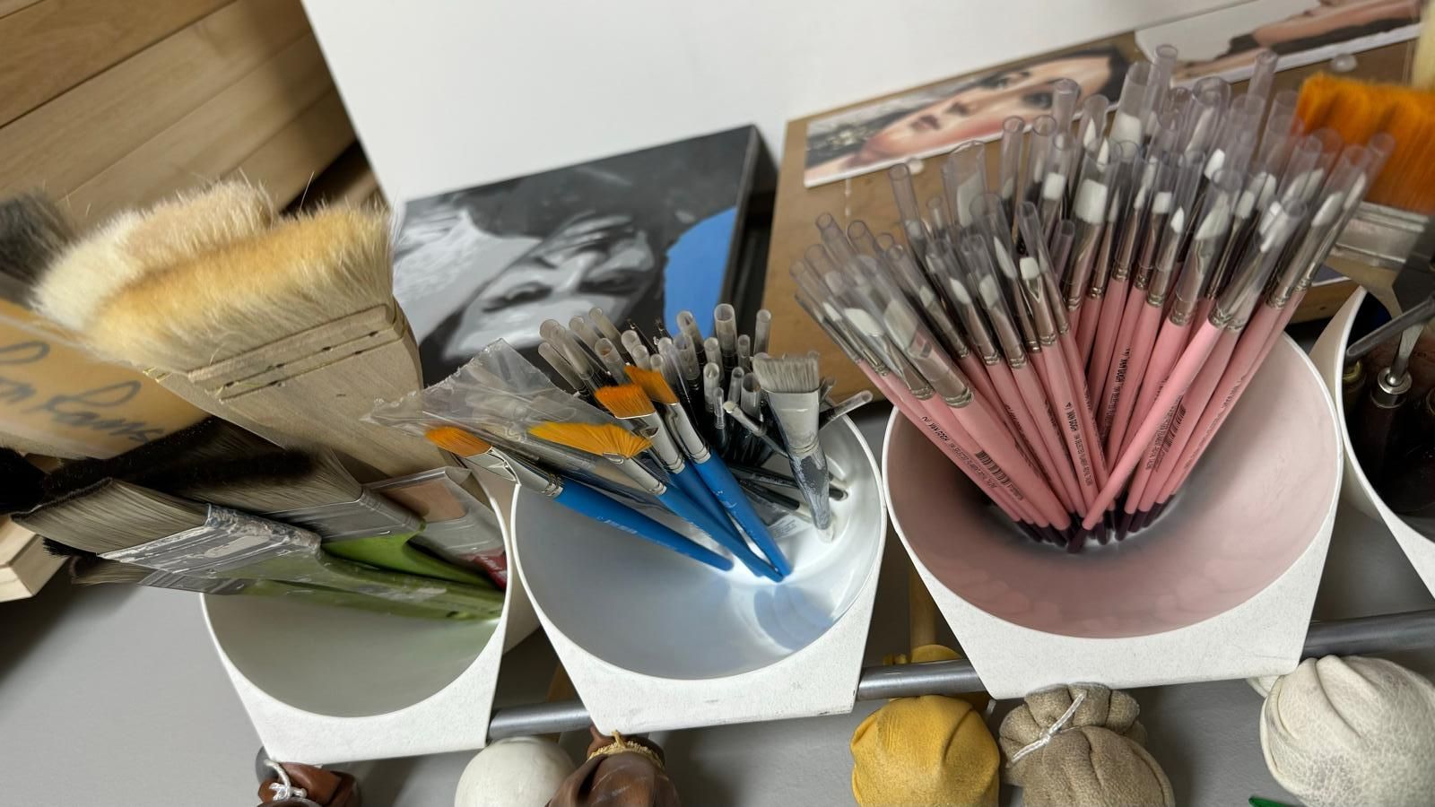 Mesa y herramientas de trabajo del artista torrecampeño.