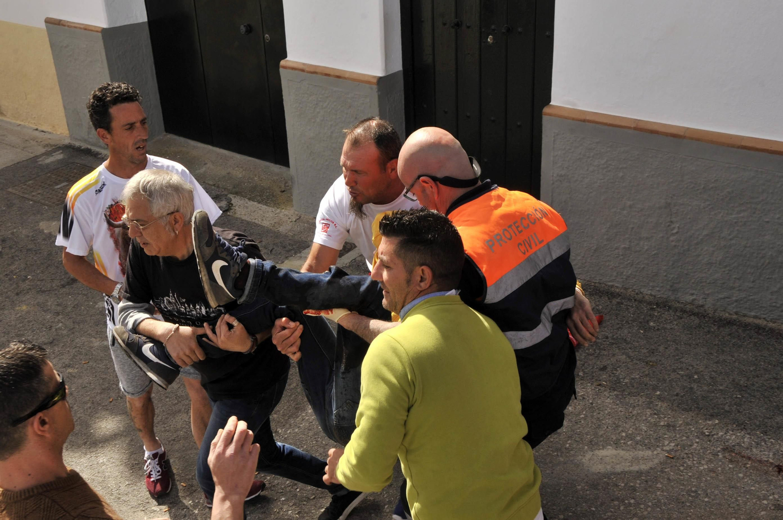 Protección Civil traslada al herido grave, que finalmente fallece