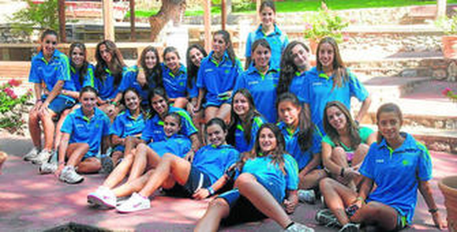 Las atletas de La Inmaculada, ayer en Nerja.