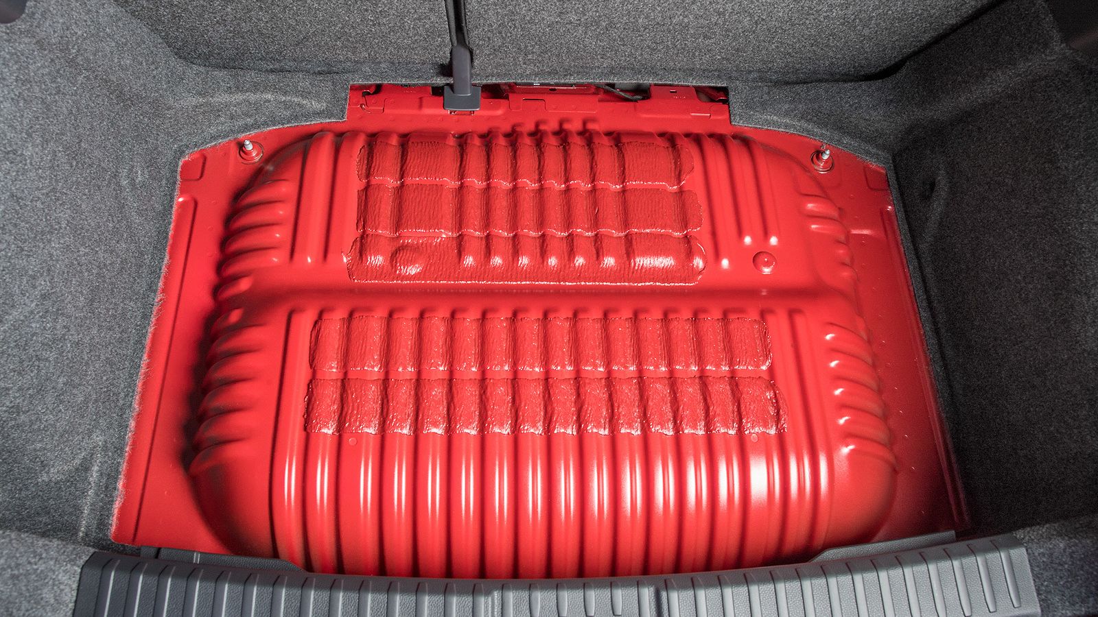 El maletero pasa de los 355 litros a los 262 litros de capacidad por el depósito extra.