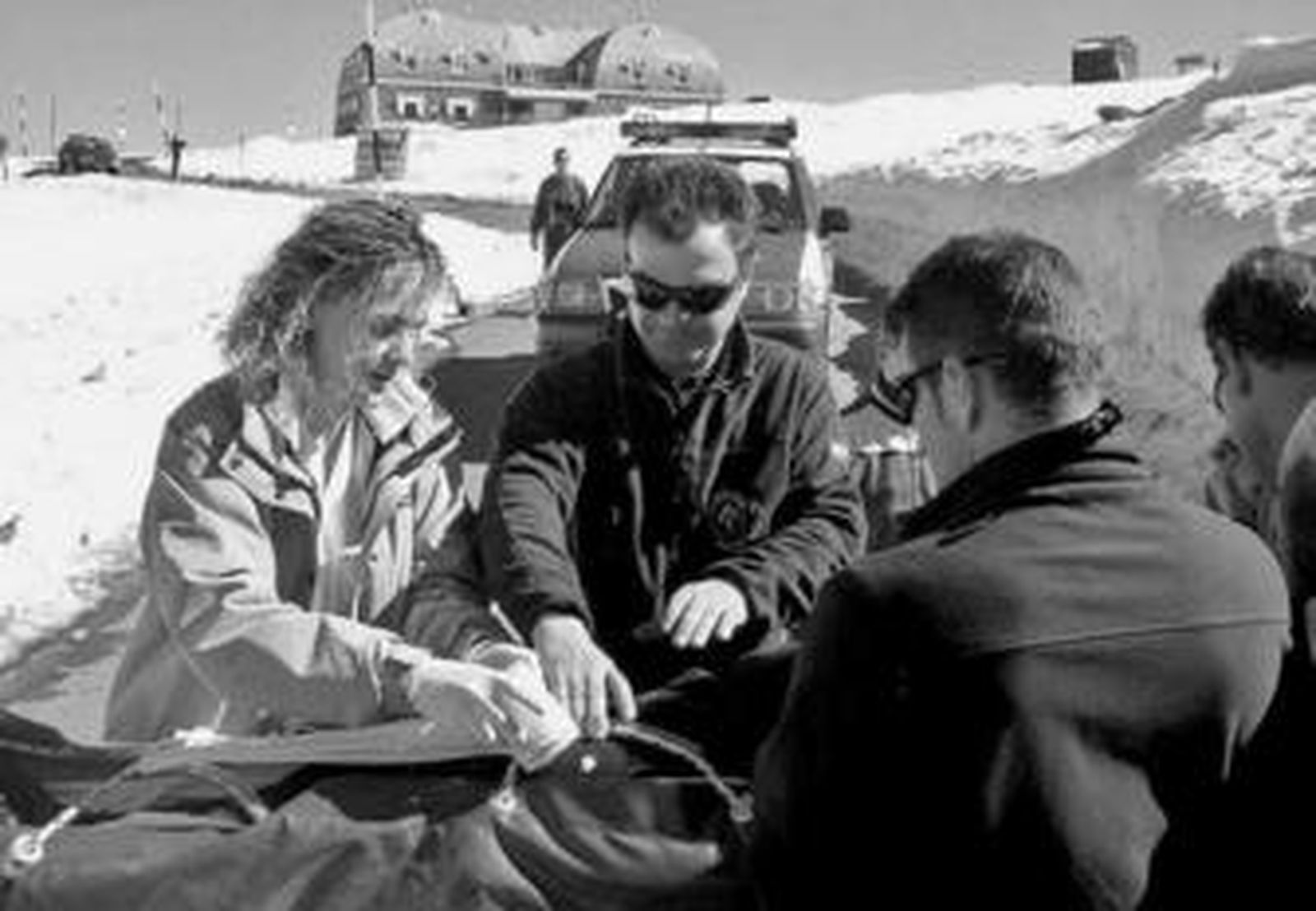 La Guardia Civil ayuda al equipo médico a socorrer a un joven accidentado con un trineo, en 2006.